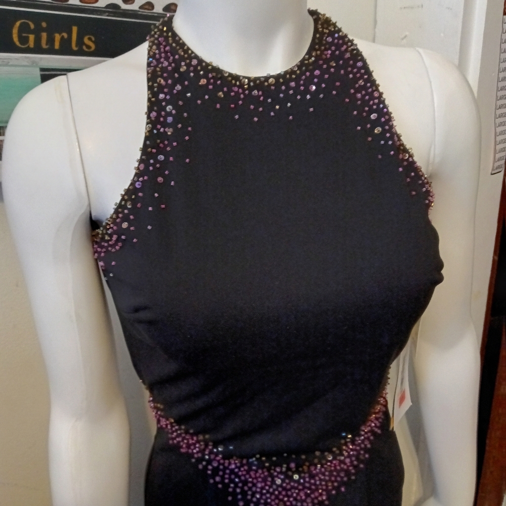 Stunning Long Homecoming /Formal size Small (3/4) - Picture 2 of 6